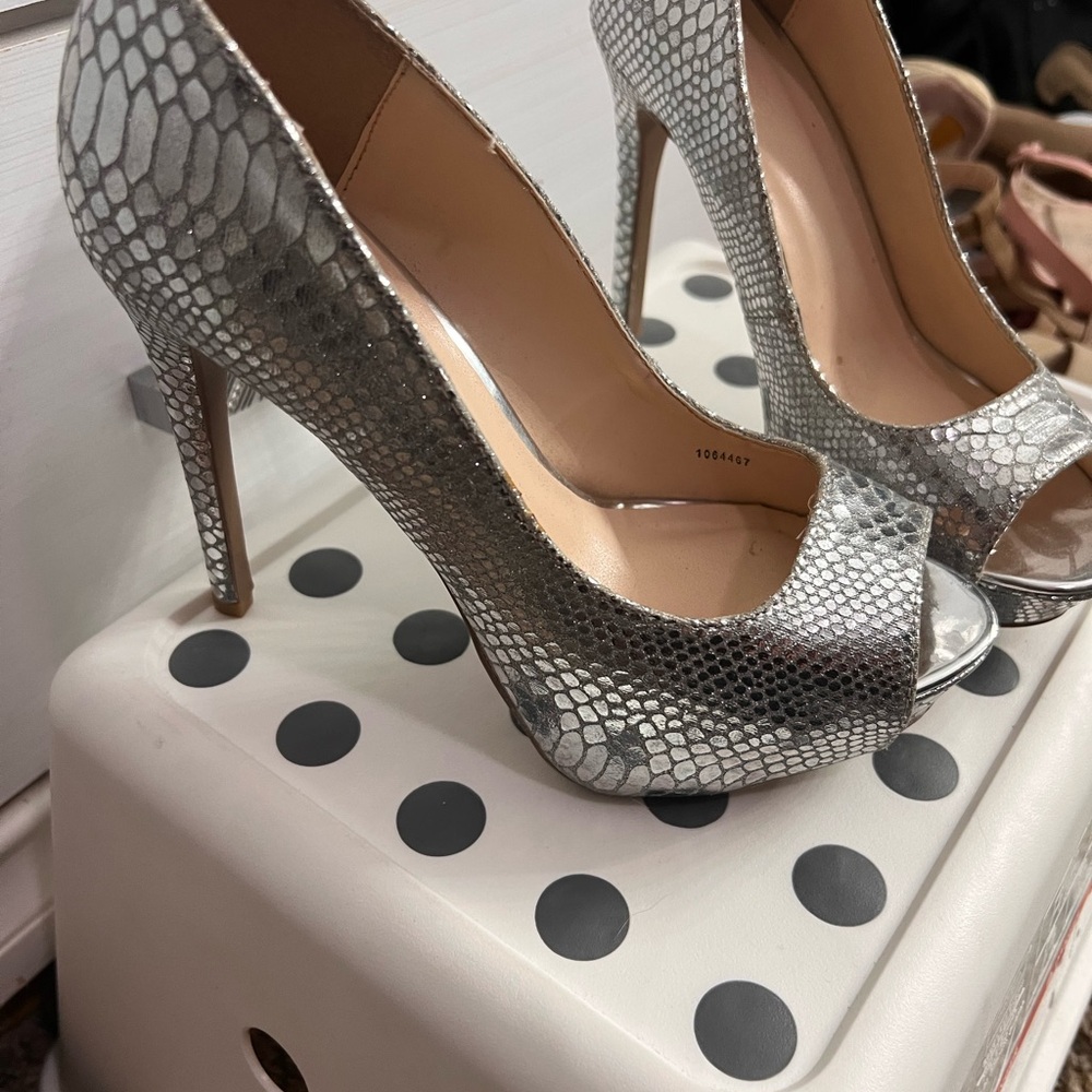Glamorous Silver Snakeskin Peep-Toe Heels
